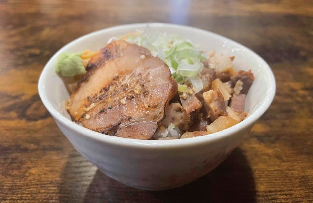 麺屋真菜の特製チャーシュー丼